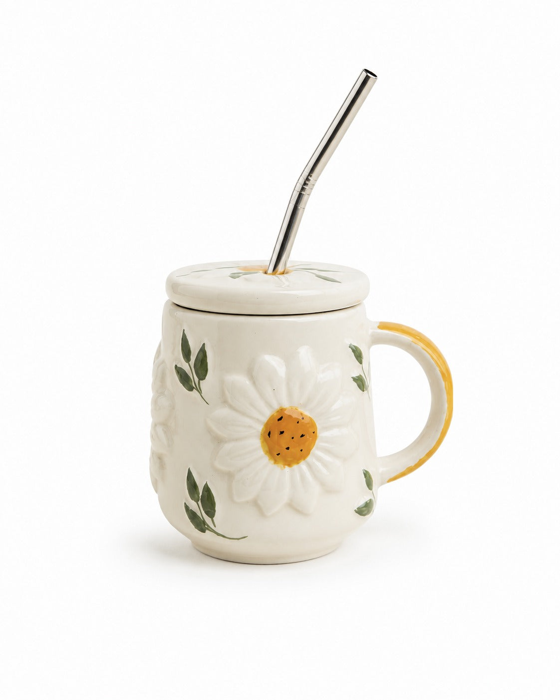 A white ceramic daisy mug with a matching lid and a stainless steel straw, decorated with embossed daisy details and a yellow handle accent, on a white background.